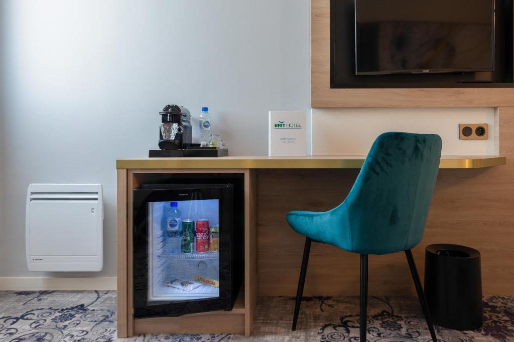 Kuchyň nebo kuchyňský kout v ubytování Brit Hotel Orléans St Jean de Braye - L'Antarès