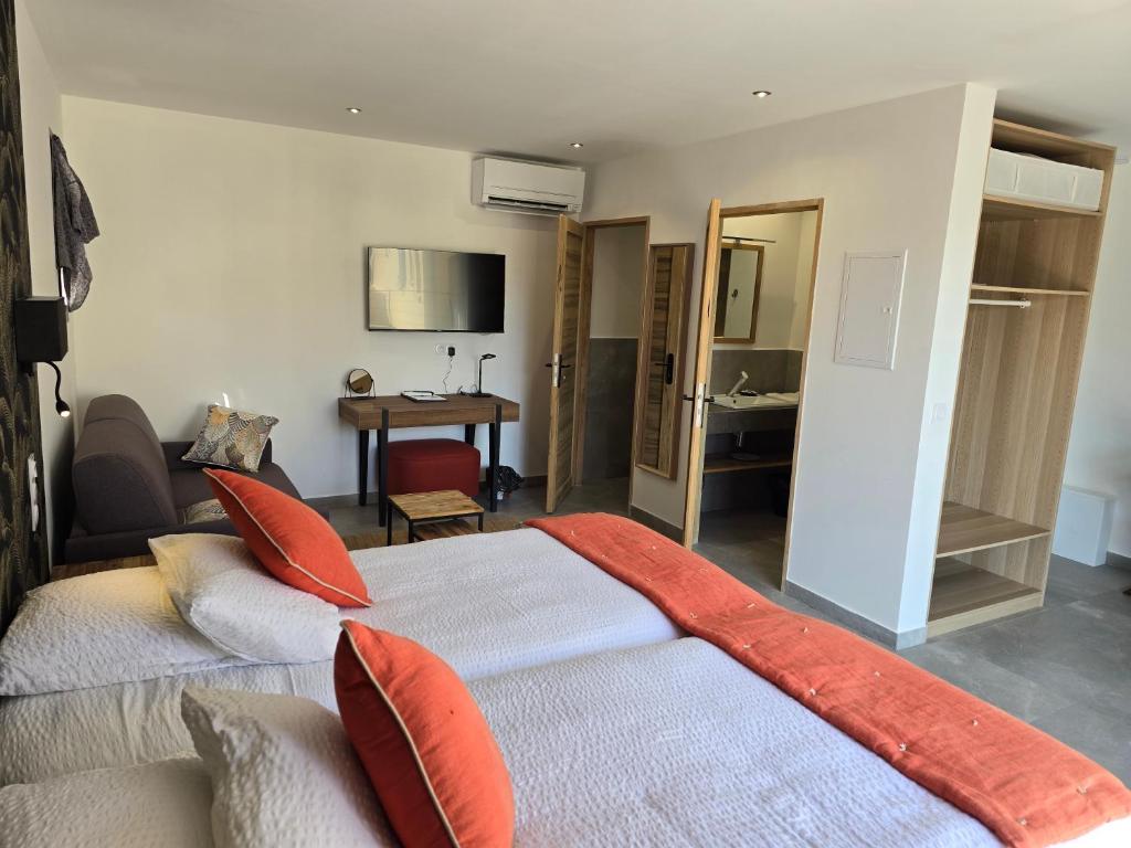 Postel nebo postele na pokoji v ubytování Les Loges du Luberon