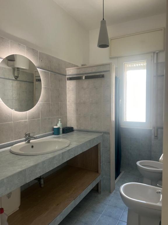 Kúpeľňa v ubytovaní La casa di Clelia Torre colimena porto cesareo salento esclusiva 2 piani con 6 camere doppie 3 bagni posti auto terrazza giardino 5 minuti dal mare