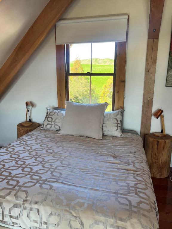 Postel nebo postele na pokoji v ubytování Tree Hut Cottage