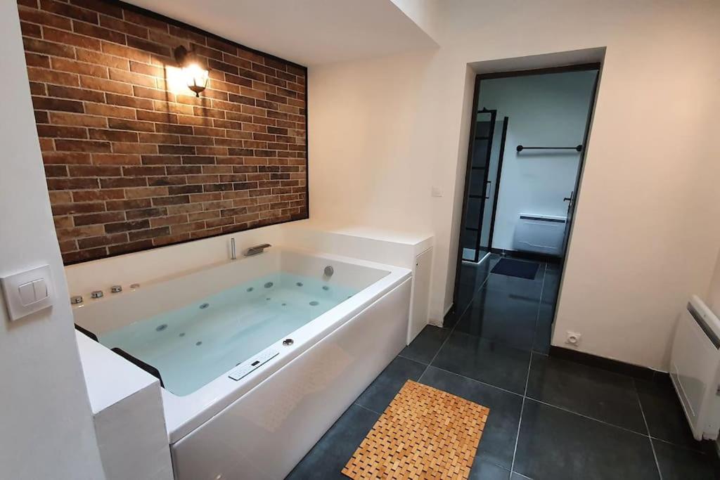 Photo de la galerie de l'établissement L'authentique - Appartement au style urbanchic, à Chartres