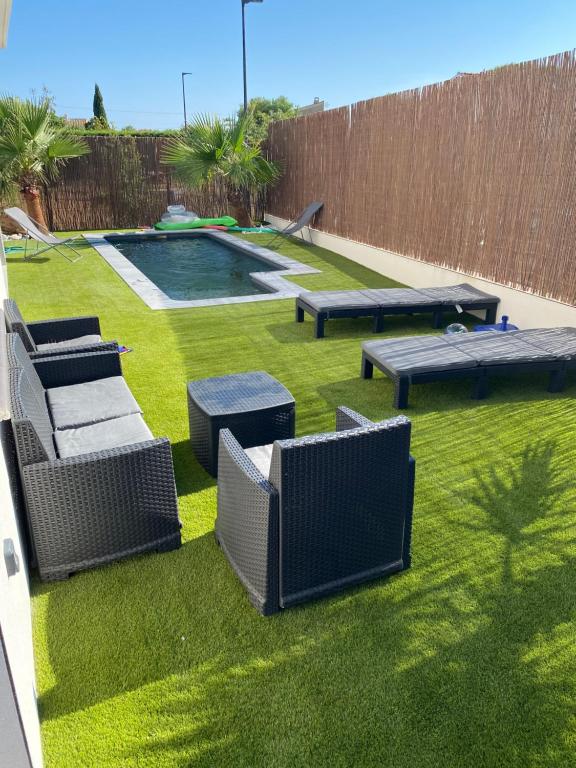 Photo de la galerie de l'établissement Villa avec piscine, à Pomérols