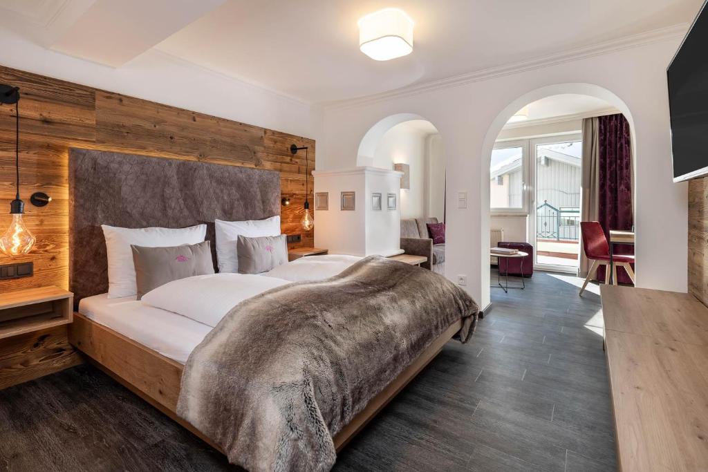 Postel nebo postele na pokoji v ubytování Hotel Zehnerkar & Hotel Obertauern
