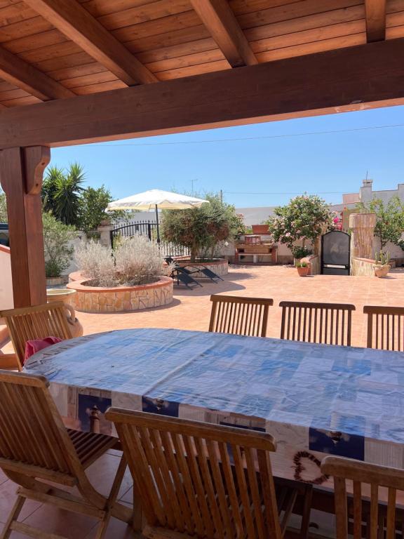 Fotografia z galérie ubytovania La casa di Clelia Torre colimena porto cesareo salento esclusiva 2 piani con 6 camere doppie 3 bagni posti auto terrazza giardino 5 minuti dal mare v destinácii San Pietro in Bevagna