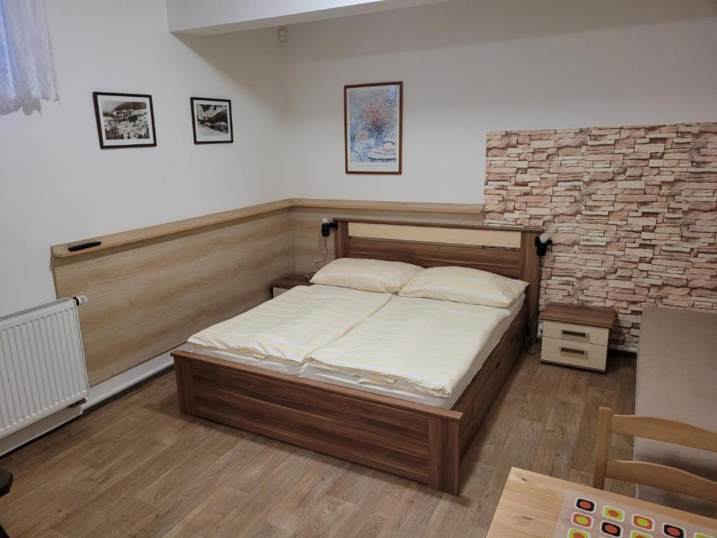 Postel nebo postele na pokoji v ubytování Suterénní pokoj v Penzionu Kubu