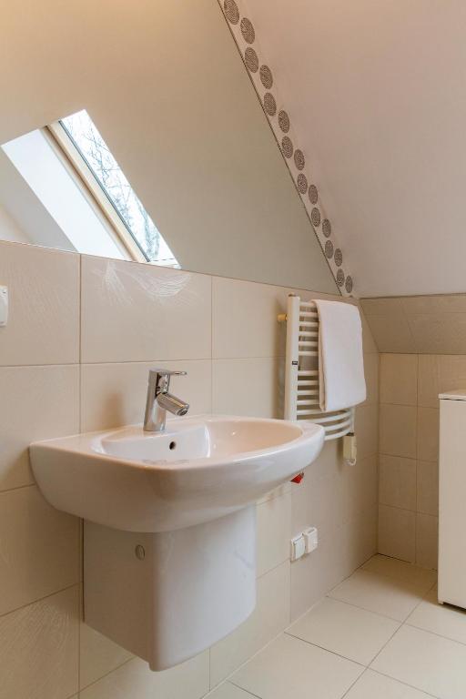 Kúpeľňa v ubytovaní udanypobyt Apartament z Basenem