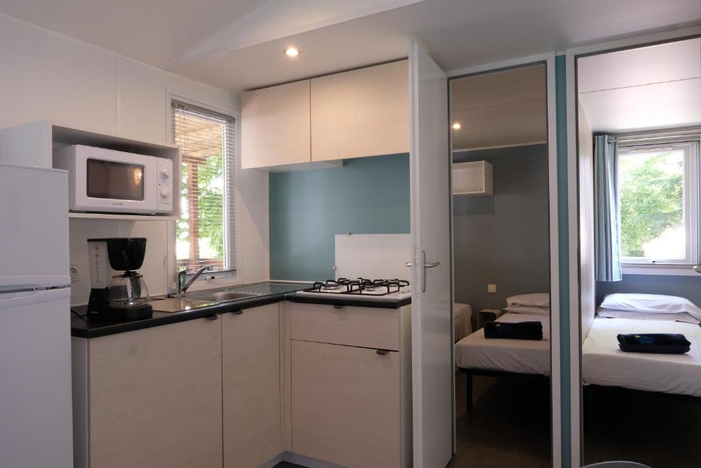 Kuchnia lub aneks kuchenny w obiekcie Happy Camp mobile homes in Camping Villaggio Lamaforca