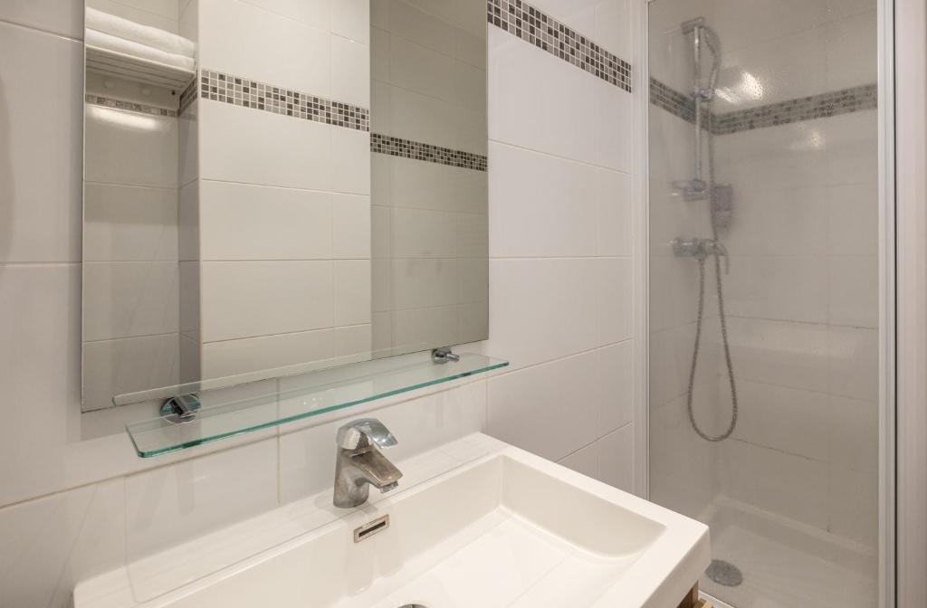 Hotel la Perle Montparnasse - Resim 3