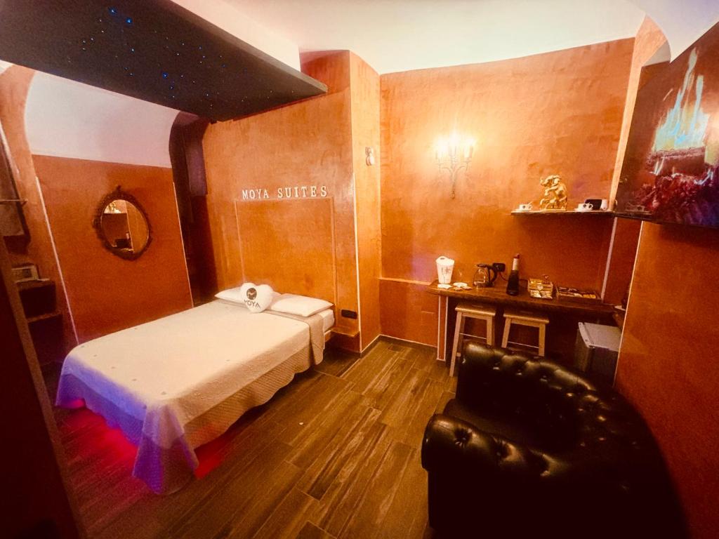 En eller flere senge i et værelse på Suites Moya 1 - SPA in Camera