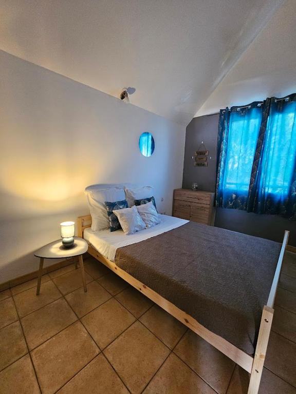 Postel nebo postele na pokoji v ubytování secret de l'île