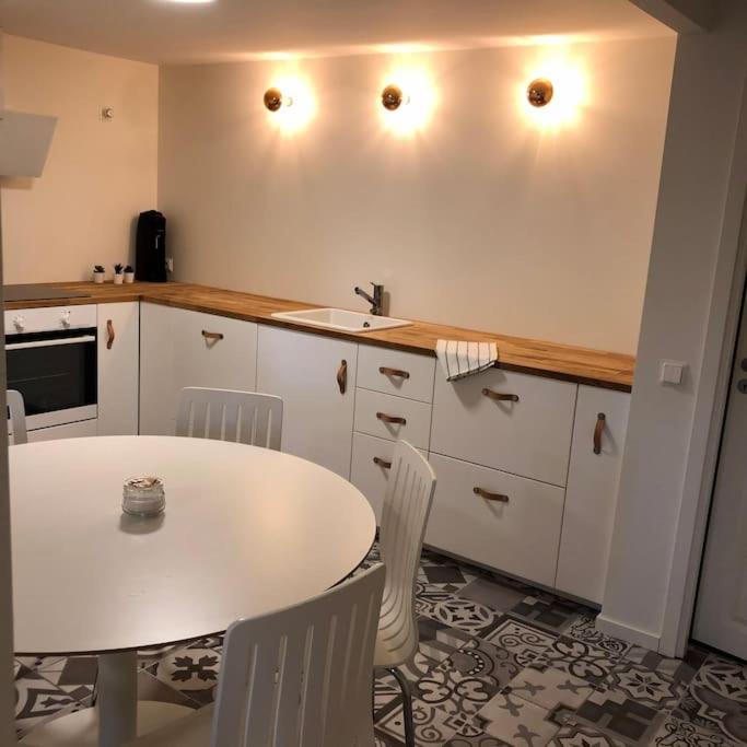 Kuchyň nebo kuchyňský kout v ubytování Apartment in Simontorp
