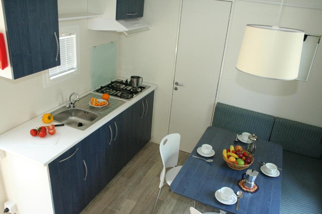 Kuchnia lub aneks kuchenny w obiekcie Happy Camp mobile homes in Camping Villaggio Lamaforca