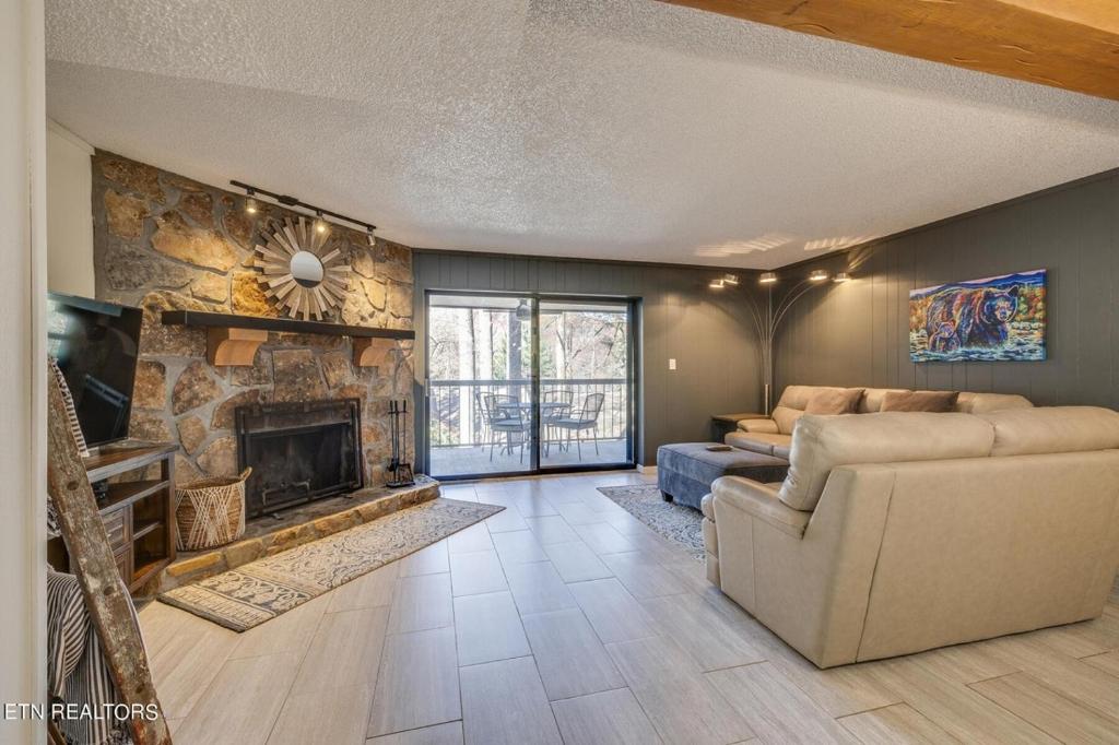Χώρος καθιστικού στο Ski View Condo by Beyond Expectations w Fireplace