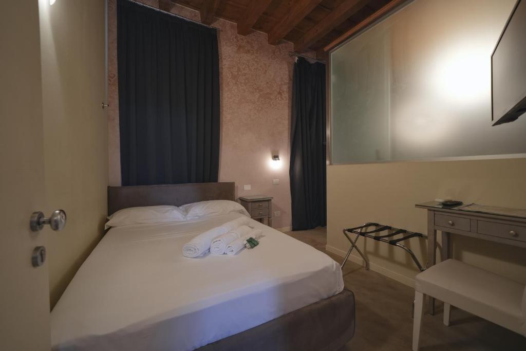 Postel nebo postele na pokoji v ubytování Palazzo di Giulietta - Juliet's Palace Verona