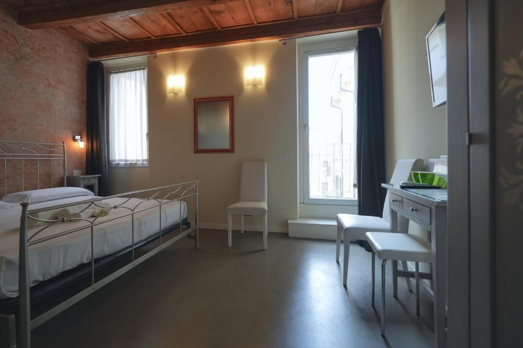 Postel nebo postele na pokoji v ubytování Palazzo di Giulietta - Juliet's Palace Verona