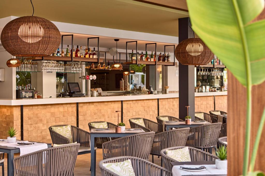 Restaurace v ubytování Tomir Portals Suites - Adults Only