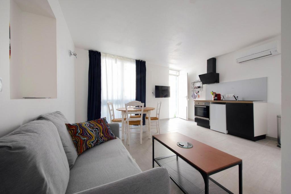 un salon avec un canapé et une table dans l'établissement Le Cocon, à Avignon