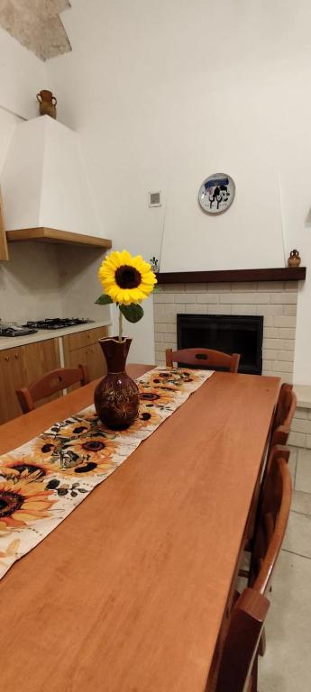 a table with a vase with a sunflower on it at A casa di Gino in Molfetta