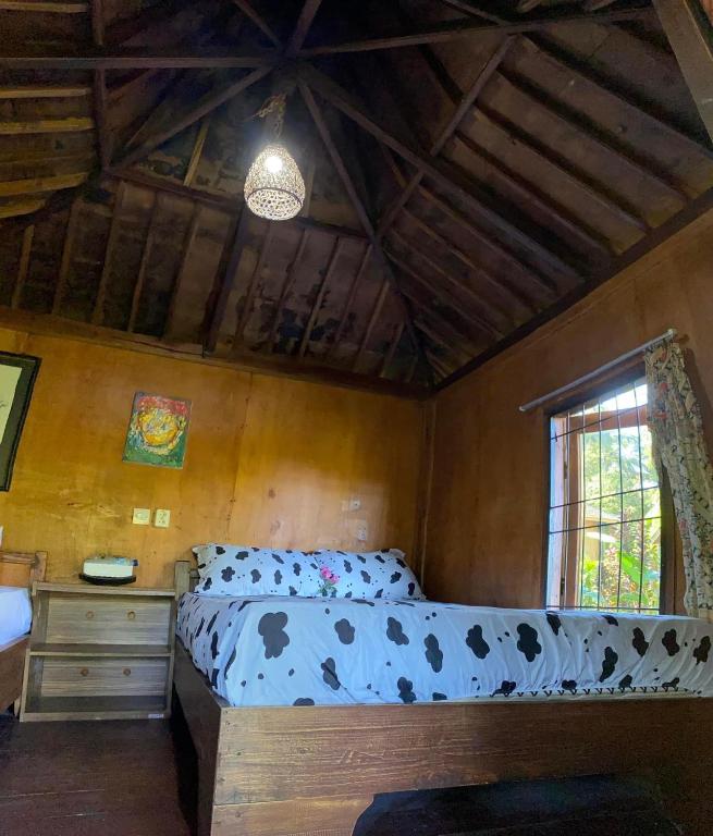 Postel nebo postele na pokoji v ubytování Sky garden Lombok
