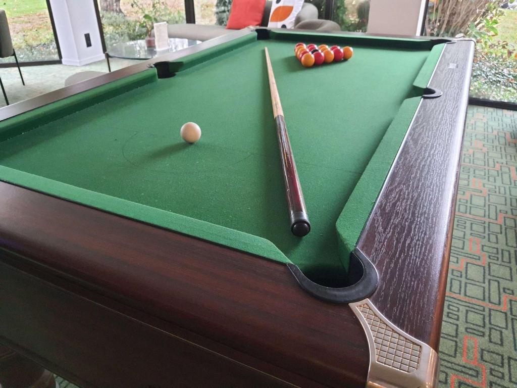 Biliár nebo kulečník v ubytování Ibis Styles Lisieux Normandie