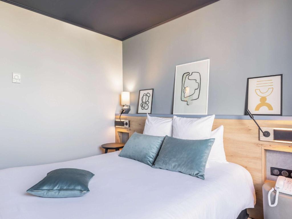 Postel nebo postele na pokoji v ubytování Mercure Lyon Est Villefontaine