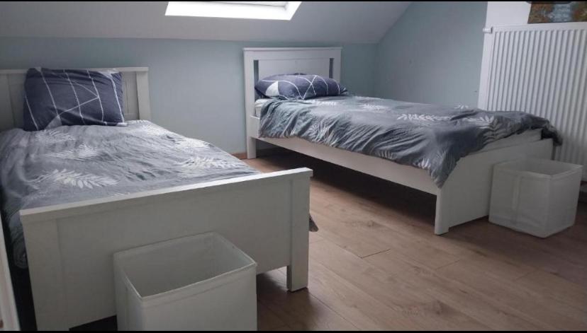 Ένα ή περισσότερα κρεβάτια σε δωμάτιο στο Chambre deux lits célibataires 3eme étage petite cle rouge