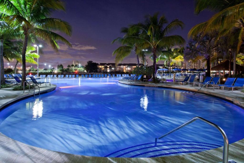 Bazén v ubytování DoubleTree Resort Hollywood Beach nebo v jeho okolí