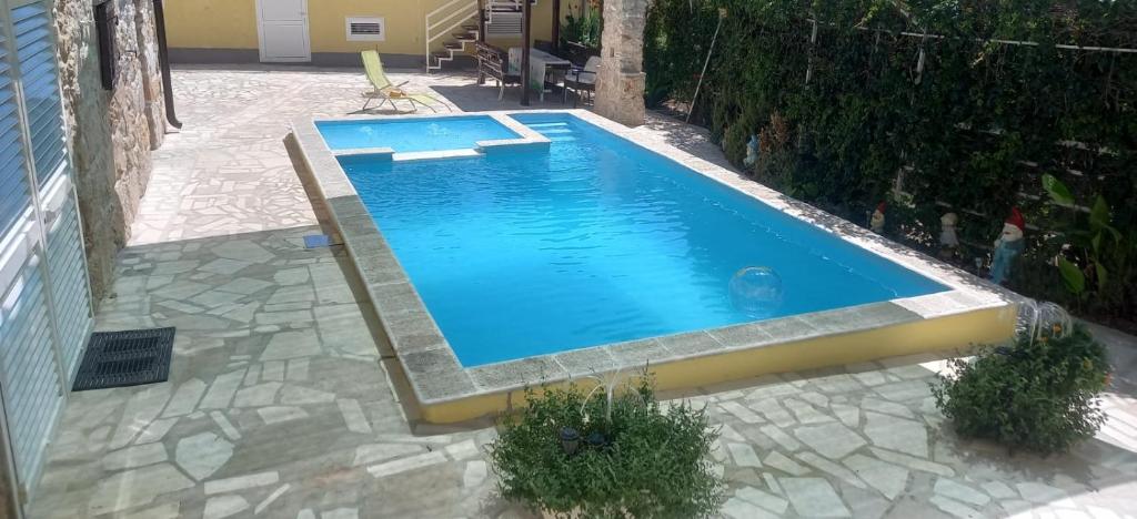 Bazén v ubytování Holiday Home Šćurla nebo v jeho okolí