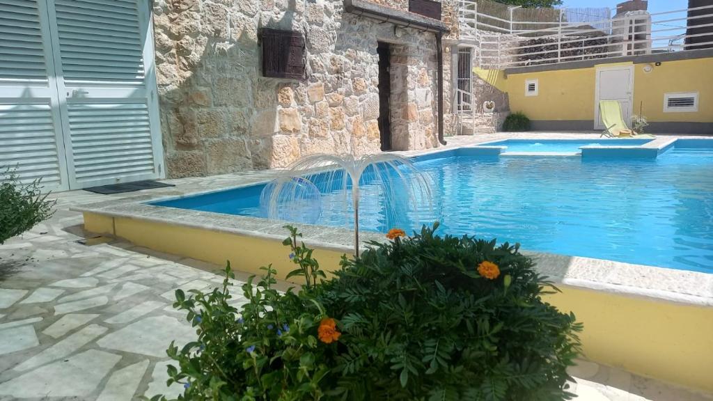 Bazén v ubytování Holiday Home Šćurla nebo v jeho okolí