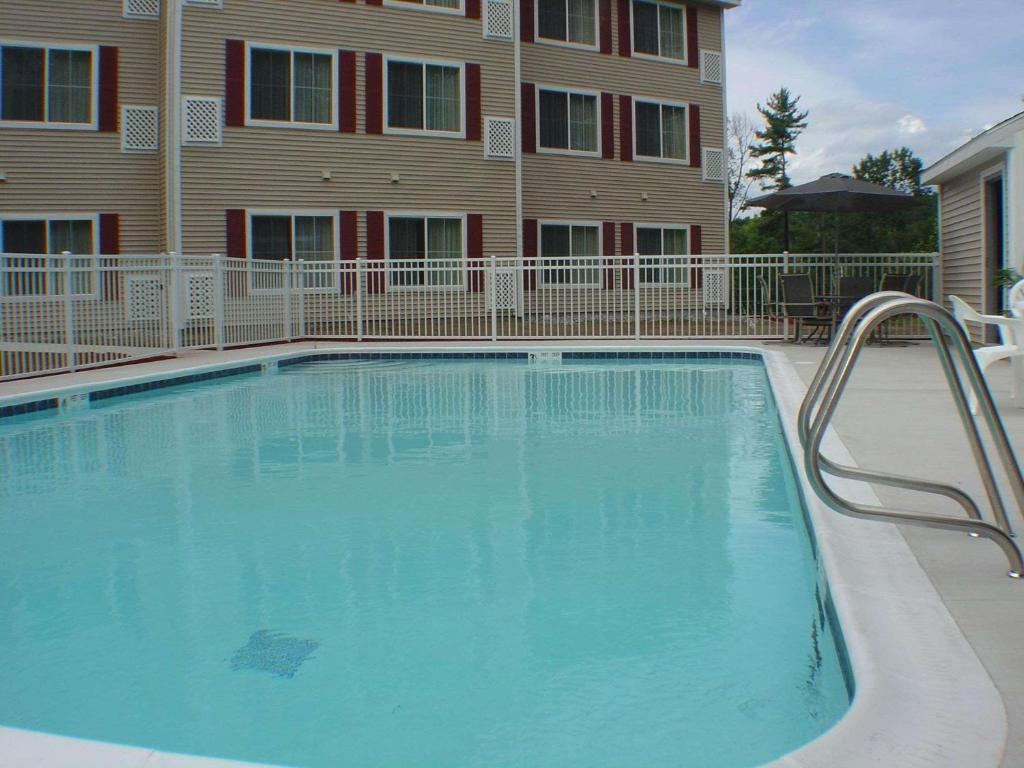 Bazén v ubytování Country Inn & Suites by Radisson, Lake George Queensbury , NY nebo v jeho okolí