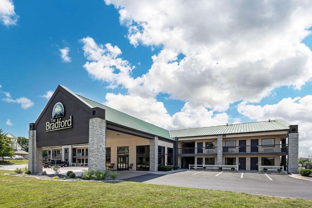 a hotel exterior with a building at The Bradford Hotel, an Ascend Collection Hotel in Springfield