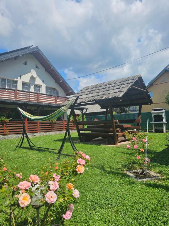 モイセイにあるCasa Ermaの庭のピクニックテーブル