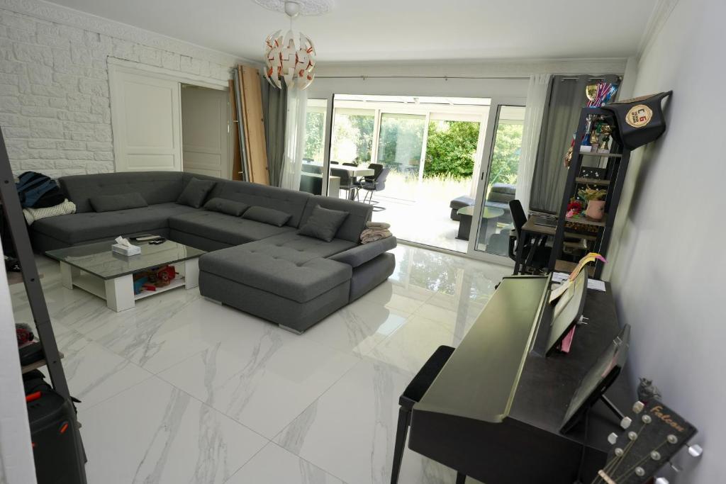 un salon avec un canapé et une table dans l'établissement Chez LaMi, à Noisy-le-Grand