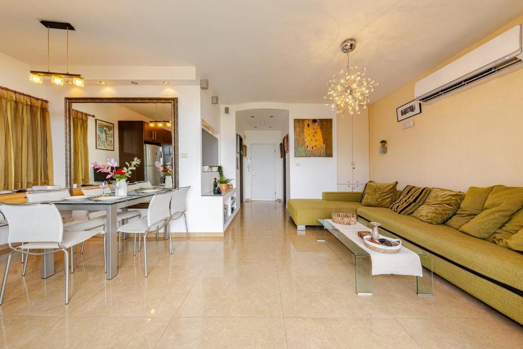 Un lugar para sentarse en Herzliya Pituach Apartment with Pool, by the Beach
