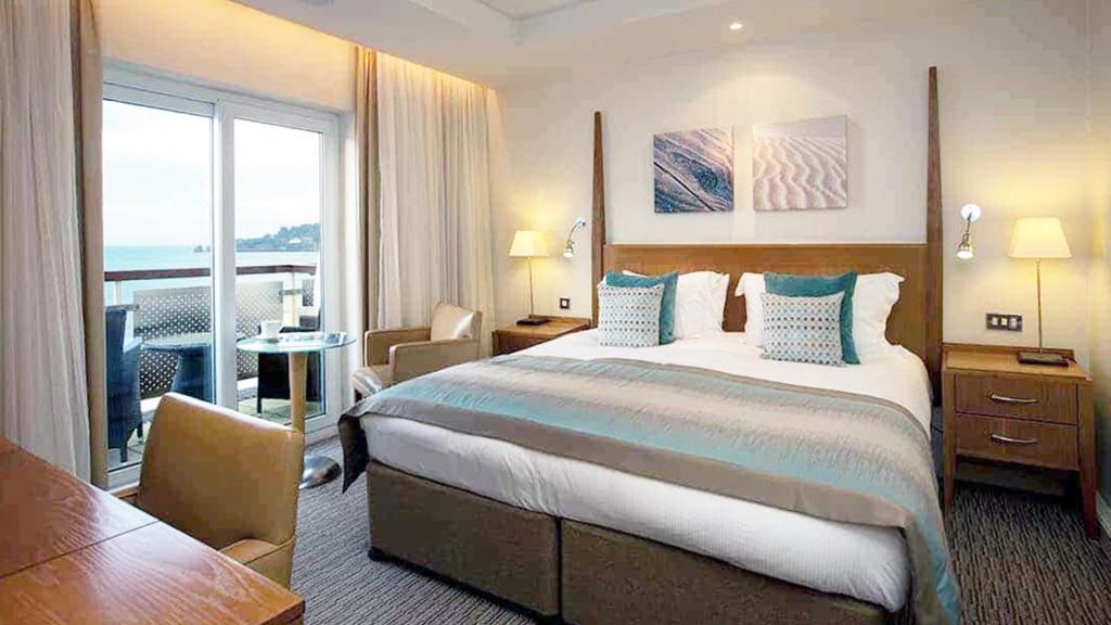 Voodi või voodid majutusasutuse L’Horizon Beach Hotel & Spa toas