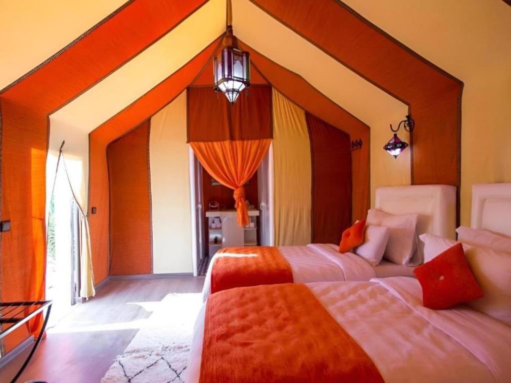 Postel nebo postele na pokoji v ubytování Sahara Family Luxury Camp
