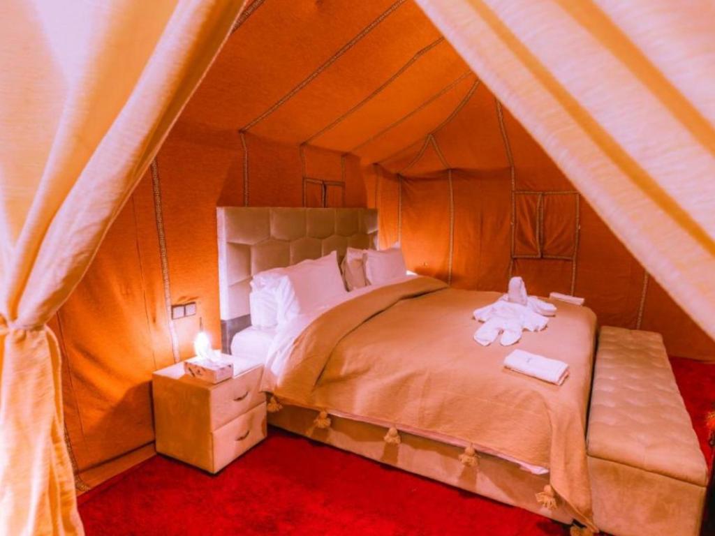 Postel nebo postele na pokoji v ubytování Sahara Family Luxury Camp