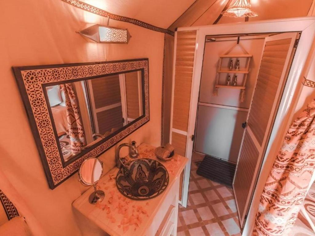 Kuchyň nebo kuchyňský kout v ubytování Sahara Family Luxury Camp