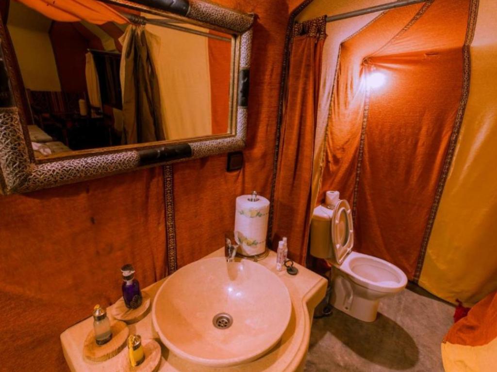Koupelna v ubytování Sahara Family Luxury Camp