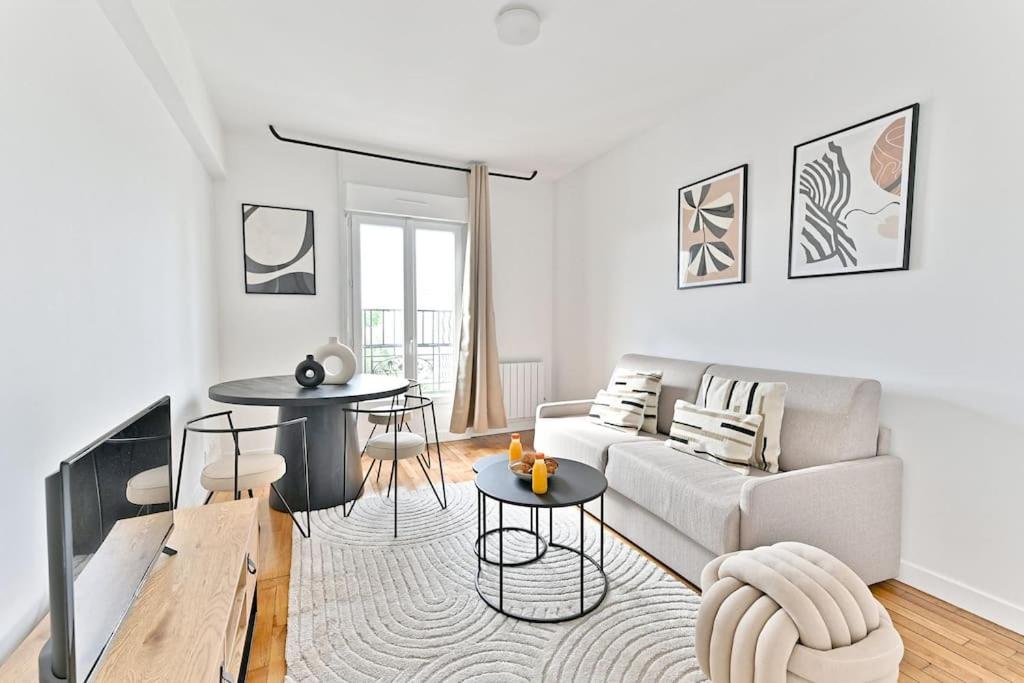 un salon avec un canapé et une table dans l'établissement Magnifique 2 pièces dans la banlieue parisienne, à Montreuil