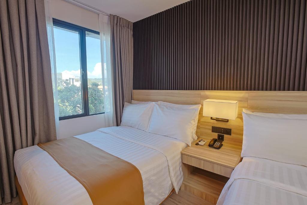 Postel nebo postele na pokoji v ubytování Hamersons Hotel CDO
