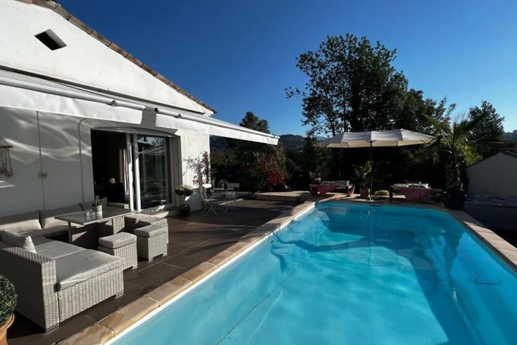 une piscine devant une maison dans l'établissement Belle Villa 5P, piscine, à La Colle-sur-Loup