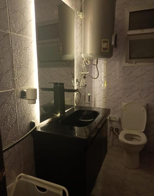 Koupelna v ubytování For rent Furnished Hotel Apartment B6