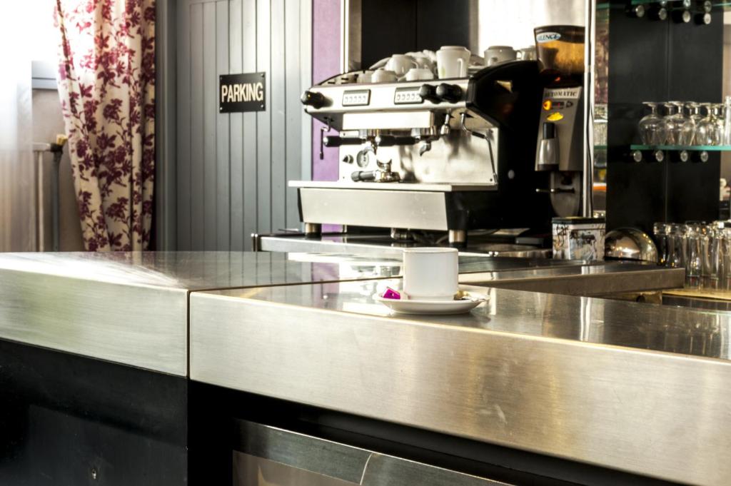 Příslušenství pro přípravu čaje a kávy v ubytování Brit Hotel Cahors - Le Valentré