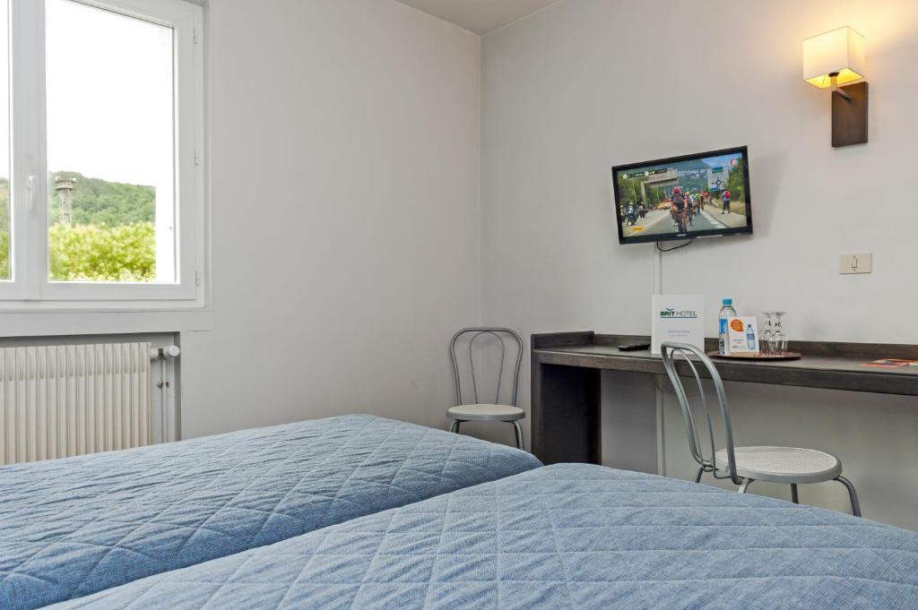 Postel nebo postele na pokoji v ubytování Brit Hotel Cahors - Le Valentré