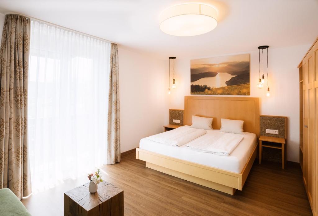 Postel nebo postele na pokoji v ubytování Hotel Zur Post