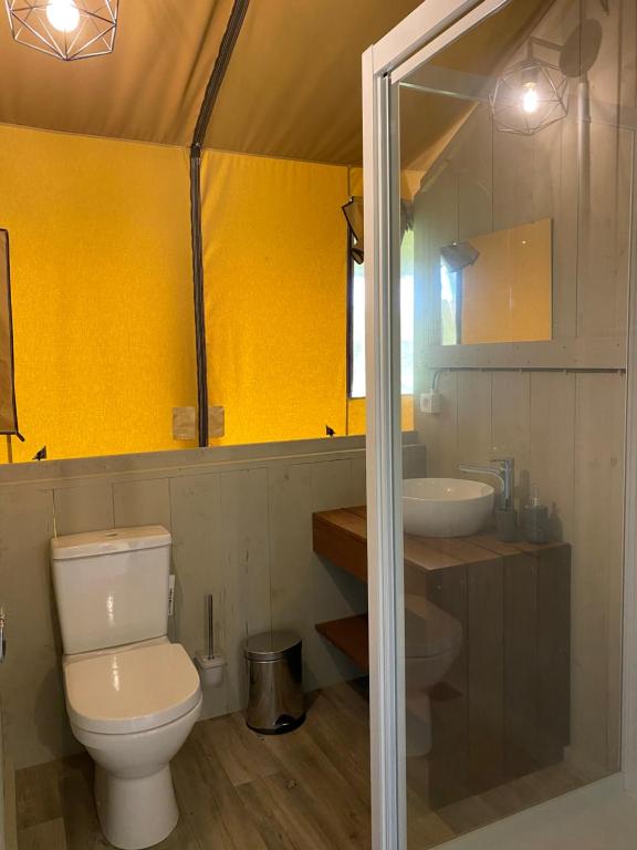 Koupelna v ubytování Glamping tent in oase van groen