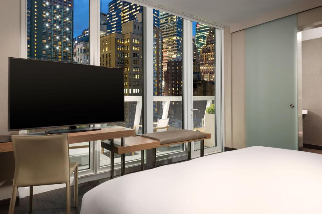 TV a/nebo společenská místnost v ubytování AC Hotel by Marriott New York Times Square