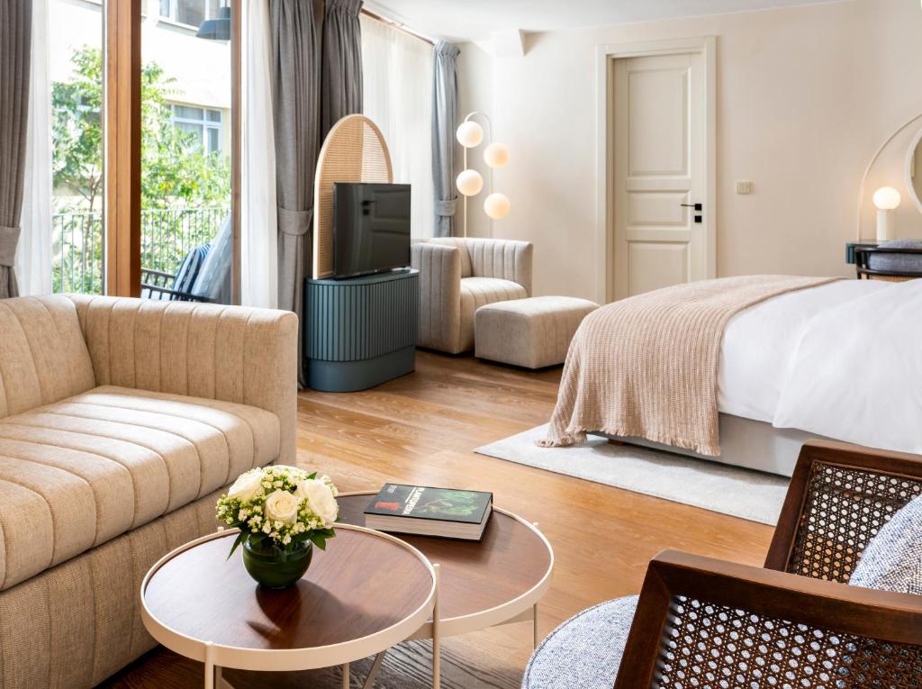 سرير أو أسرّة في غرفة في Ecole St. Pierre Hotel