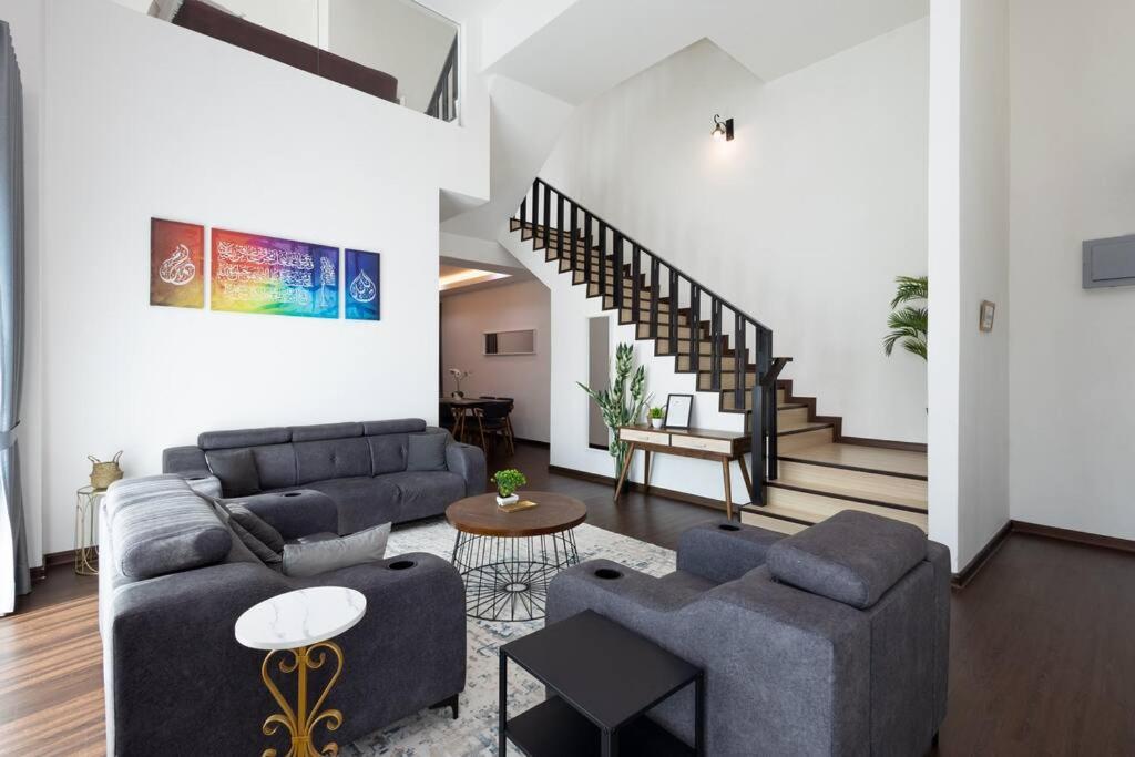 - un salon avec deux canapés et un escalier dans l'établissement Haus Homestay - Mu slim friendly Retreat, à Kampong Batu Lapan